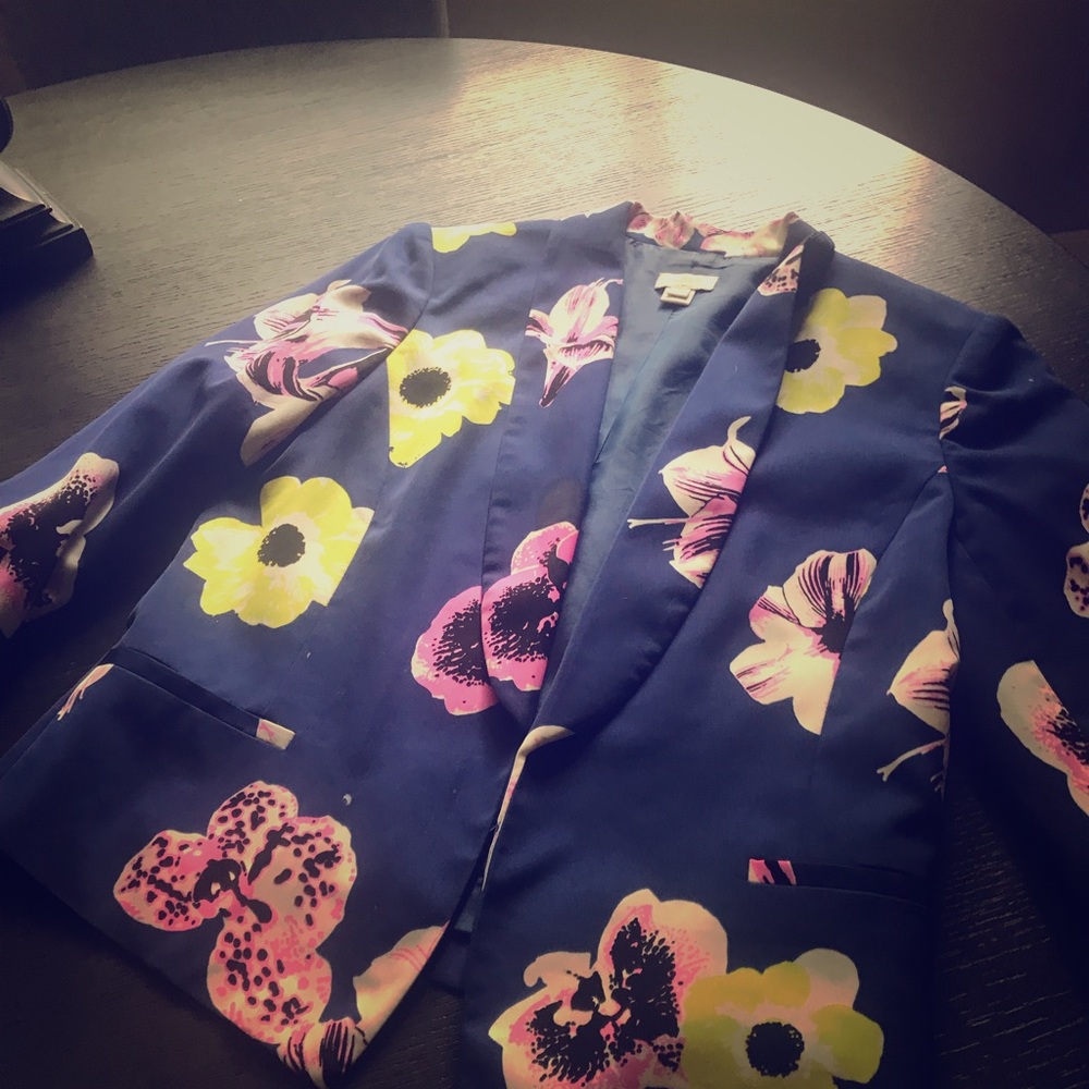 100% Silk buttonless floral blazer.